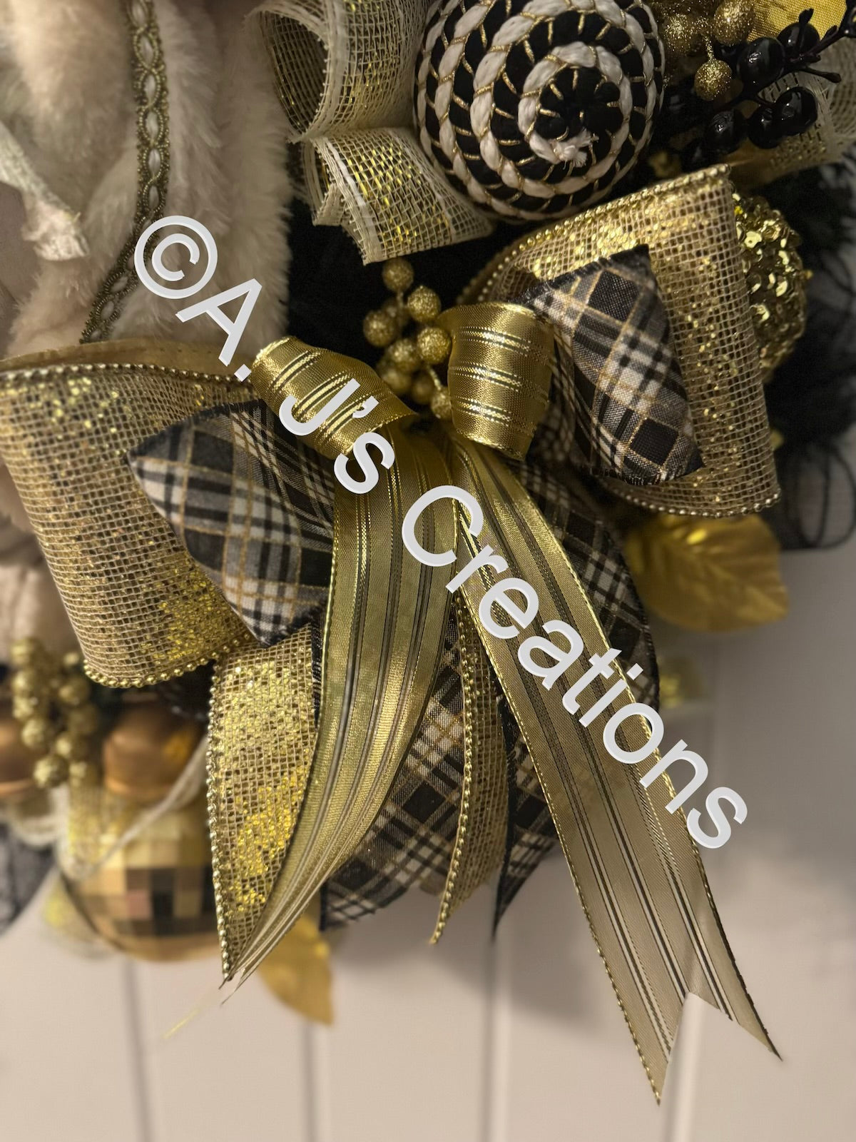 Santa Wreath in Black & Gold