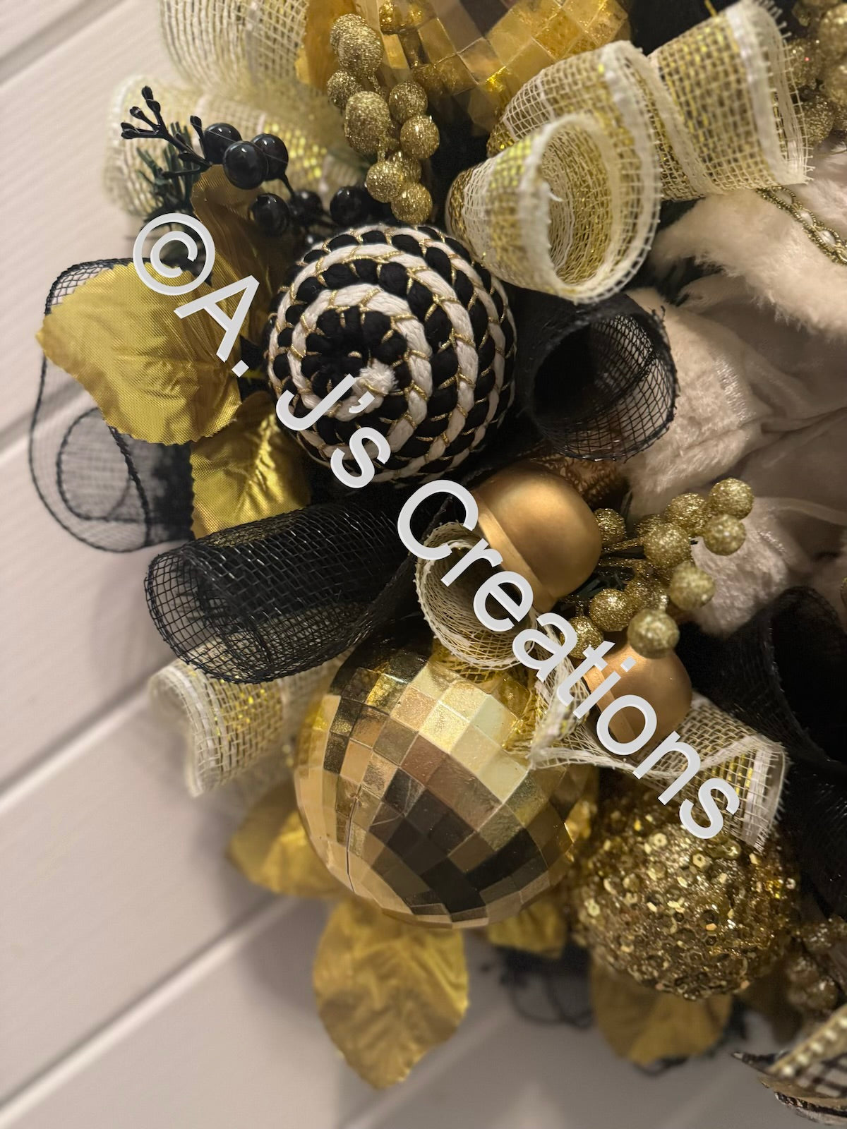 Santa Wreath in Black & Gold